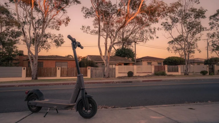 Temsili görüntü: Perth'te bir sokakta park edilmiş elektrikli scooter.