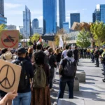 Perth'teki savunma fuarında yüzlerce kişi protesto düzenledi.