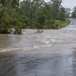TEMSİLİ : Queensland’da yağmur sonrası su basmış dere geçişi ve kırsal yol.