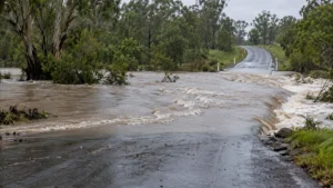 TEMSİLİ : Queensland’da yağmur sonrası su basmış dere geçişi ve kırsal yol.