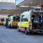 Queensland'de Ambulansların Hastane Önündeki Bekleyişi Devam Ediyor.