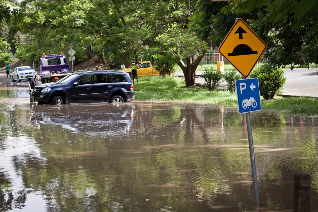 Queensland'de Sel Nedeniyle Okullar ve Yollar Kapatıldı.