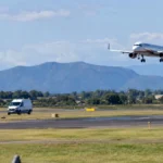 Queensland'de uçak ile yer aracı arasında çarpışma tehlikesi.