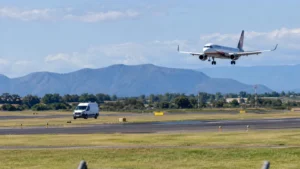 Queensland’de uçak ile yer aracı arasında çarpışma tehlikesi
