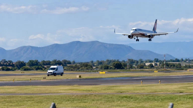 Queensland'de uçak ile yer aracı arasında çarpışma tehlikesi.