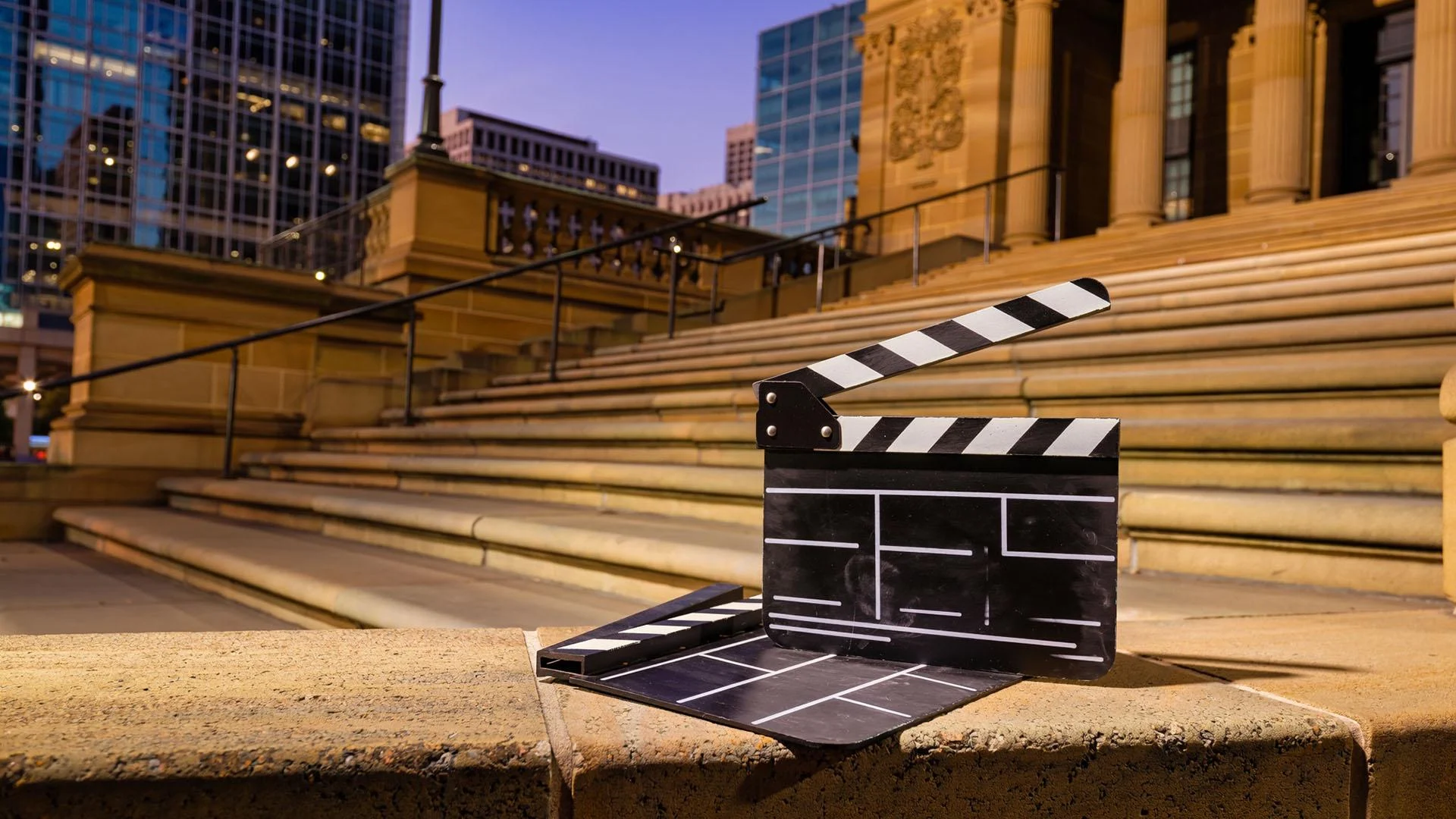 Temsili görüntü: Sydney'de bir adliye binasının önünde film klaketi.