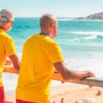 Temsili görüntü: Sydney sahilinde denizi izleyen iki cankurtaran.