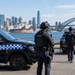 Sydney'de silahlı polis birimi sokak eğitimine hazırlanıyor.
