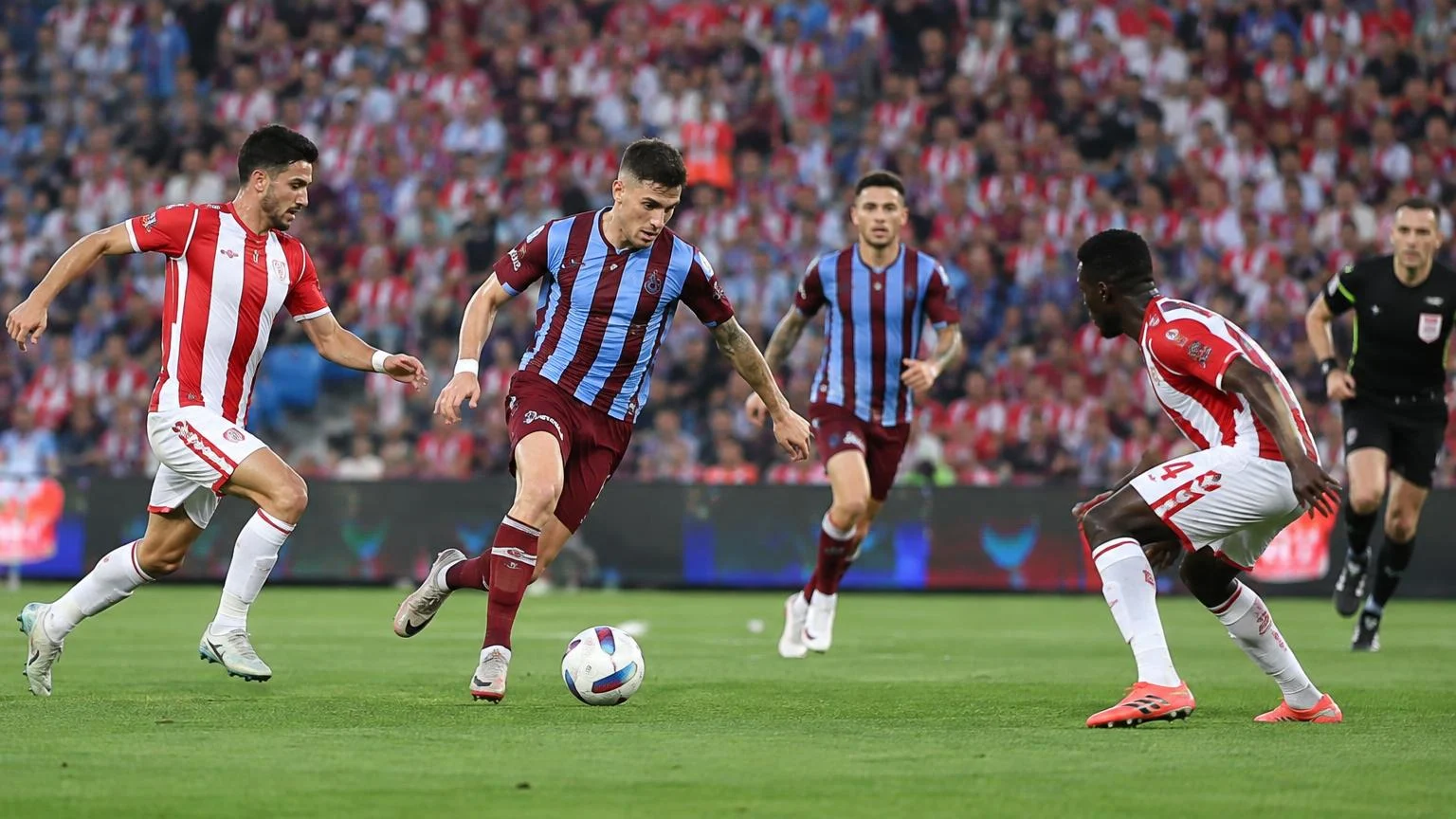 Trabzonspor Samsunspor deplasmanında üç golle kazandı.