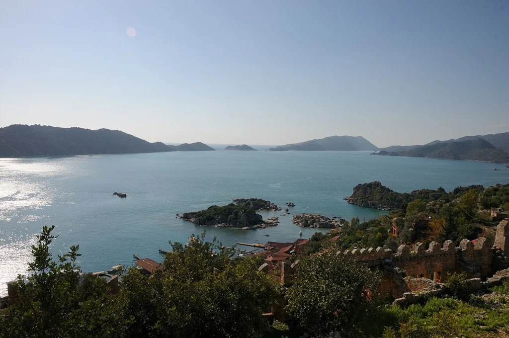 Kaleköy'den Kekova Adası'nın görünümü. 2021 arşiv fotoğrafı: Josep M. Gracia / Wikimedia Commons, CC.