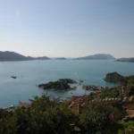 Kaleköy'den Kekova Adası'nın görünümü. 2021 arşiv fotoğrafı: Josep M. Gracia / Wikimedia Commons, CC.