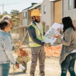 Temsili görüntü: Melbourne'de yeni konut inşaatını inceleyen kişiler ve görevli.