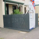 Port Melbourne'de konut açık artırma tabelası, 2002 arşiv fotoğrafı. Tangerineduel, CC BY-SA 4.0.