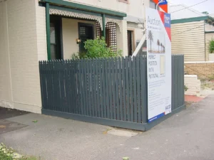 Port Melbourne'de konut açık artırma tabelası, 2002 arşiv fotoğrafı. Tangerineduel, CC BY-SA 4.0.