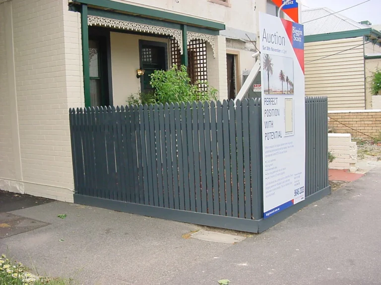 Port Melbourne'de konut açık artırma tabelası, 2002 arşiv fotoğrafı. Tangerineduel, CC BY-SA 4.0.