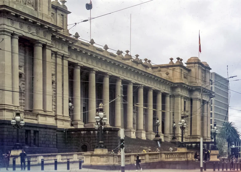 Melbourne Victoria Parlamento Binası. Arşiv: Iantomferry, Georgfotoart, Steelkamp / Wikimedia Commons, CC BY-SA 4.0.