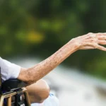 Yaşlı bakımında aşırı güç kullanan hemşireye iki yıl yasak.